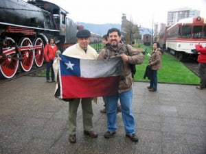 Héctor Alarcón y Omar Acuña con la bandera de la locomotora 820