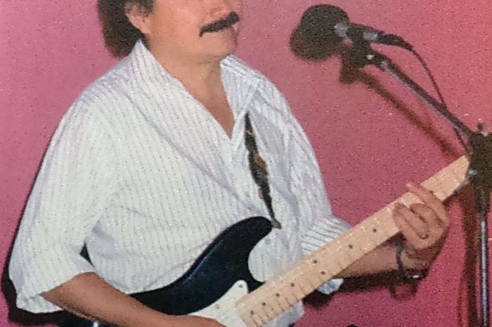 Carlos Carroza, cantante angolino en Neuquén